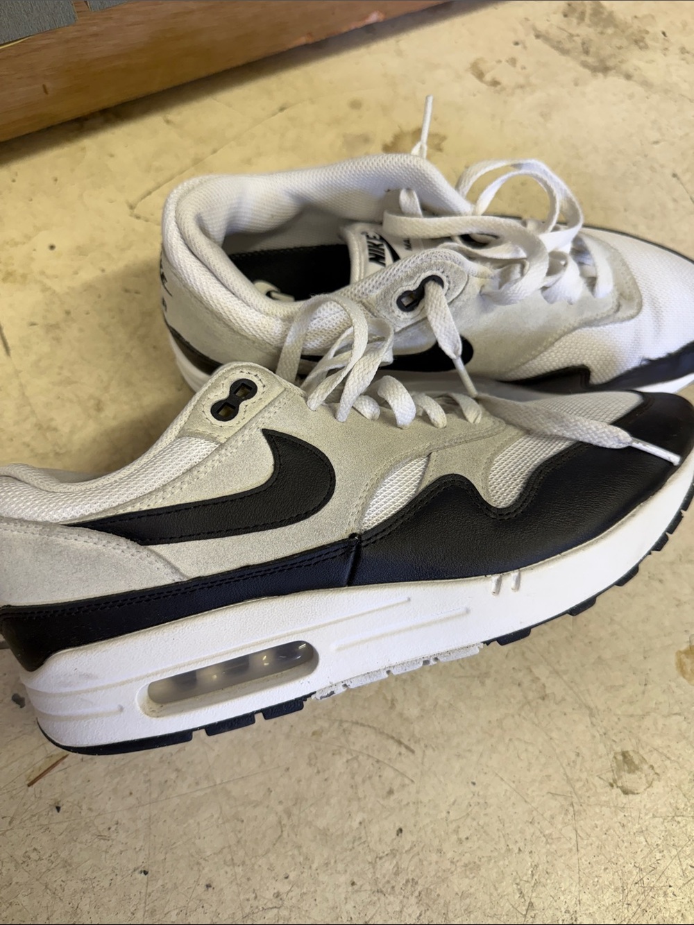 Nike White/ Black/cream Air Max Retro Sneakers
Mens 9.5